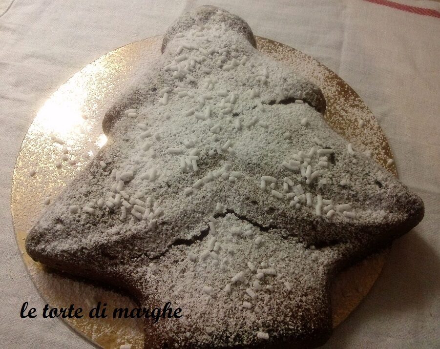 Torta al cioccolato e pere ad alberello.