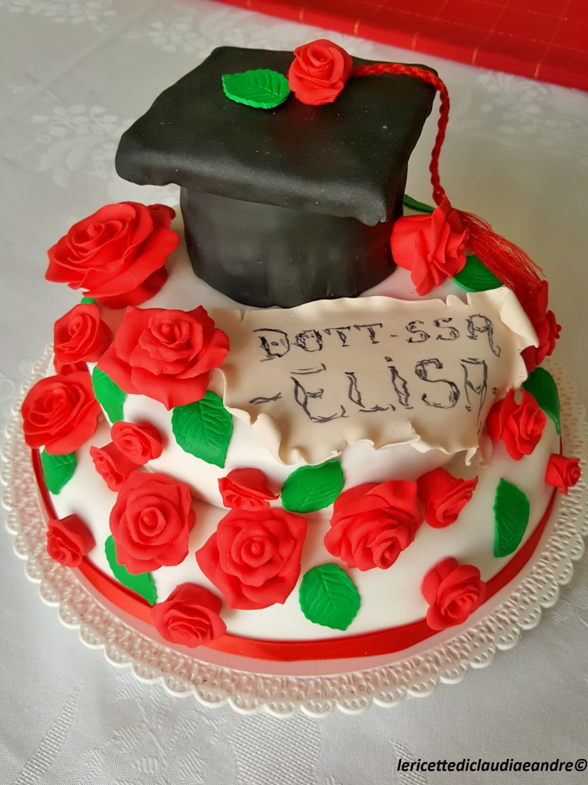 Torta con roselline in pasta di zucchero, al cacao, latte caldo e crema al mascarpone, per la laurea di elisa