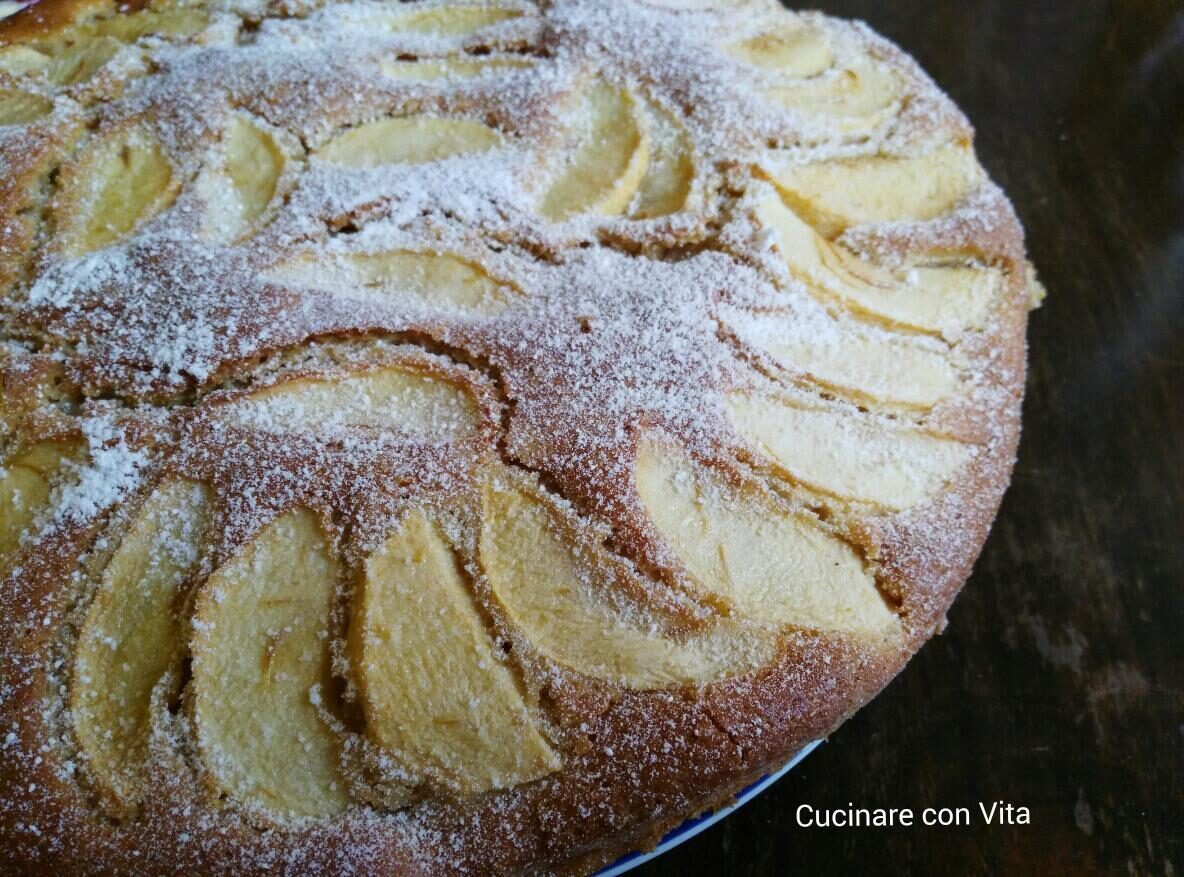 Torta di mele, yogurt, mandorle e cannella