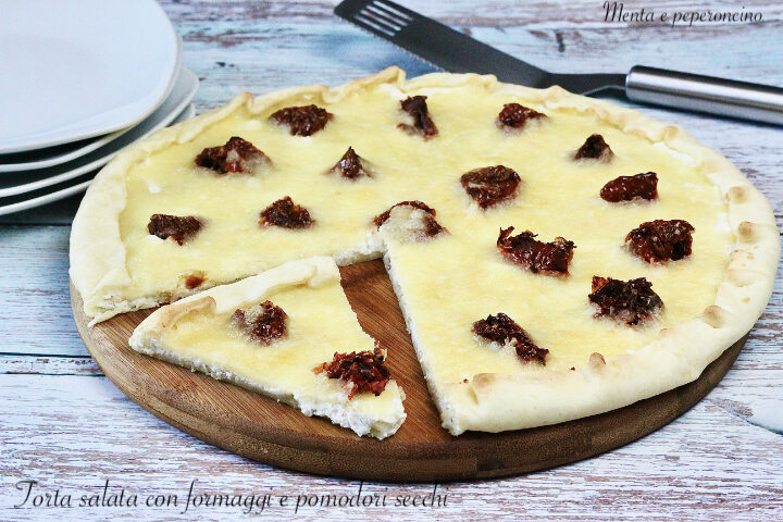 Torta salata con formaggi e pomodori secchi