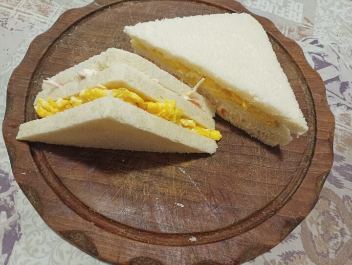 Tramezzini con uova strapazzate e insalata capricciosa