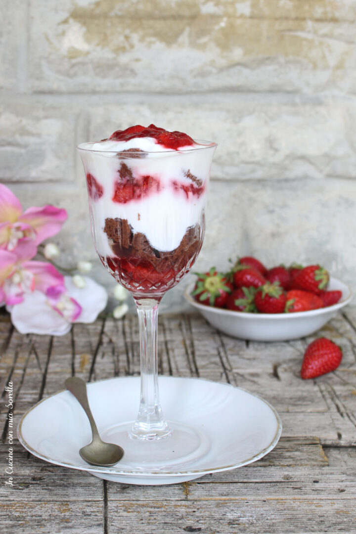 Trifle allo yogurt e fragole