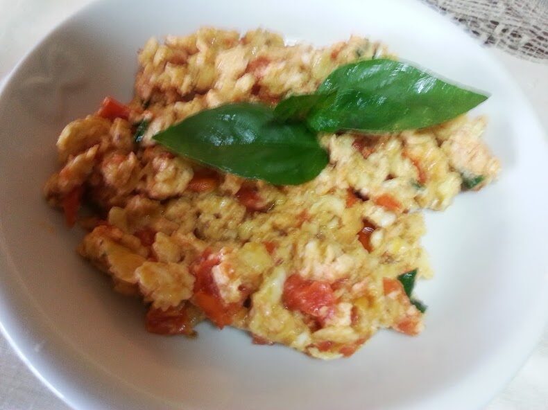 Uova arriminati strapazzati al pomodoro e cipolla.