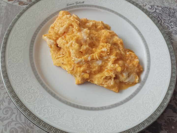 Uova strapazzate alla mozzarella