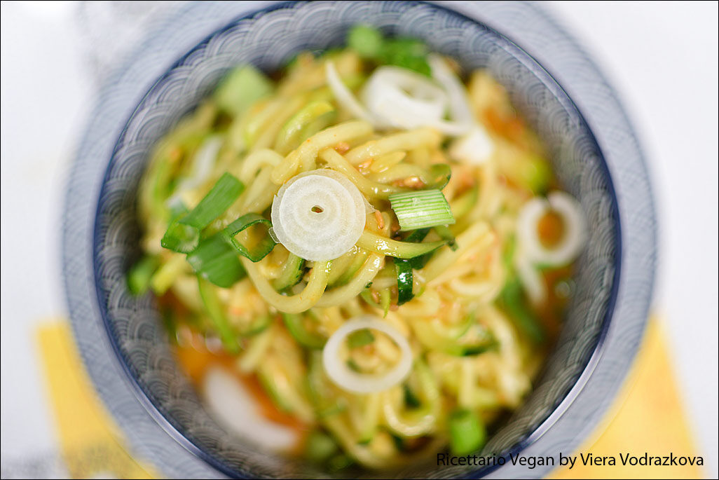 Zucchine spiralizzate in versione asiatica