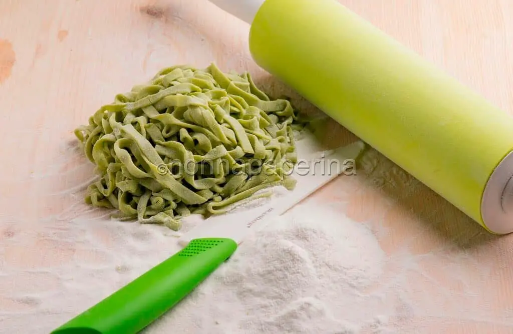 A tavola con un piatto di tagliatelle con farina di piselli