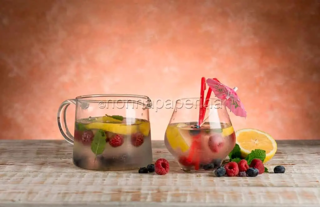 Acqua aromatizzata ai frutti di bosco e limone: un toccasana antinfiammatorio e dissetante