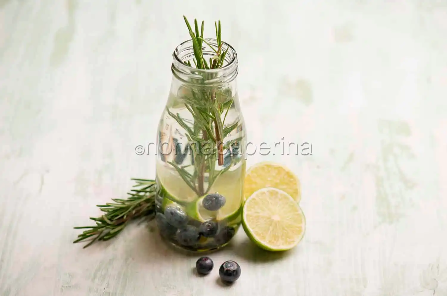 Acqua aromatizzata ai mirtilli: per rinfrescarsi con sapore!