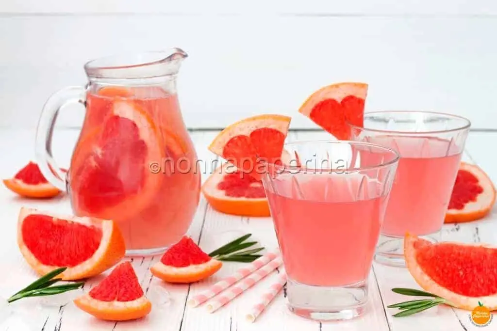 Acqua aromatizzata al pompelmo rosa e rosmarino