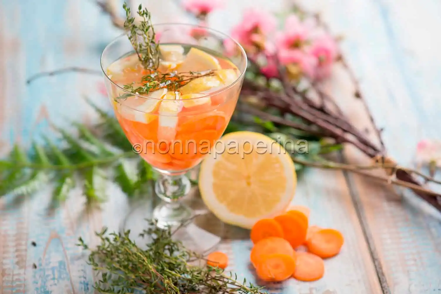 Acqua aromatizzata alla carota, limone e timo: una bevanda che renderà l’estate più fresca e piena di energia