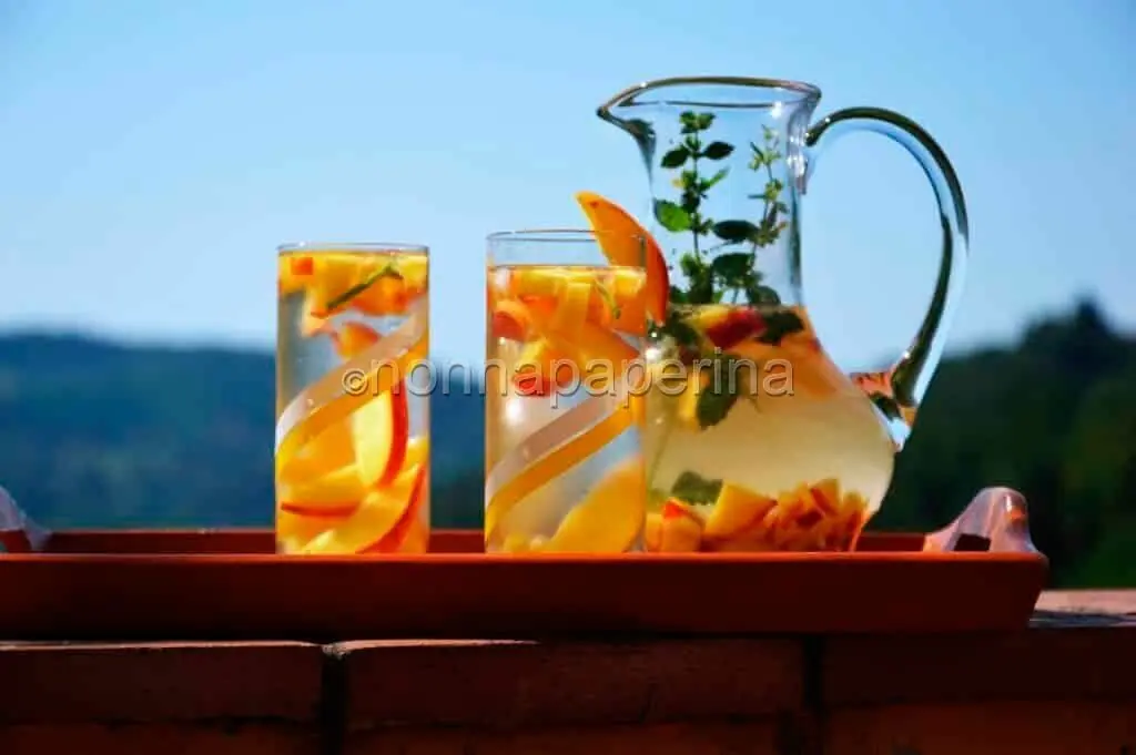 Acqua aromatizzata alla pesca, un elisir utile alla digestione