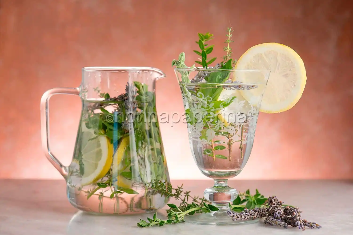 Acqua aromatizzata con erbe e limone: un concentrato di benessere per la vostra estate
