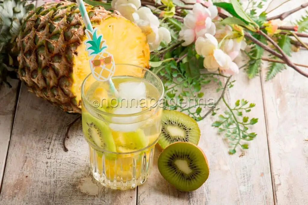 Acqua aromatizzata kiwi, ananas, zenzero e santoreggia