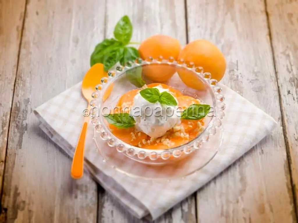 Albicocche con mandorle, basilico e gelato: spazio a gusto e profumi