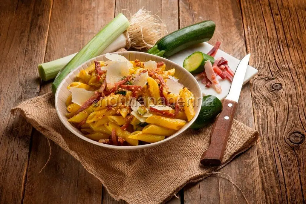 Alle penne con zucchine e granella di nocciole non si può resistere