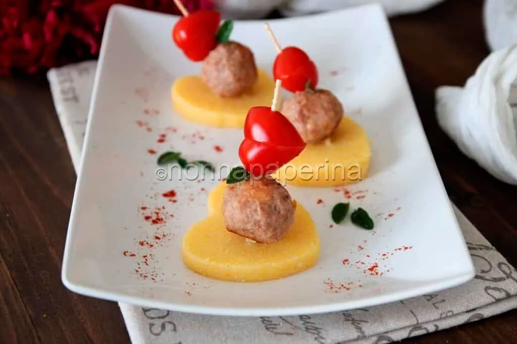 Amuse-bouche di polenta e polpettine alla paprika: evviva San Valentino!
