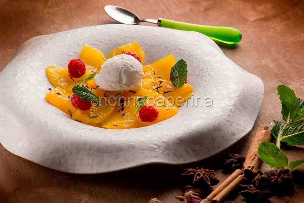 Ananas caramellato alla lavanda con gelato alla vaniglia: frutta e dolce in un solo piatto!