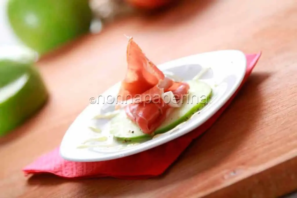 Antipasto con speck, mela verde, miele e pepe: a tutto gusto!