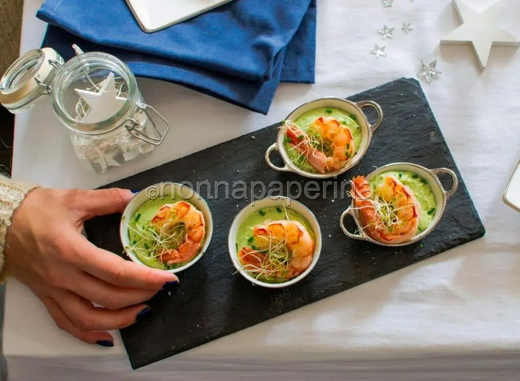 Antipasto gustoso: Gazpacho di avocado e gamberi allo zenzero