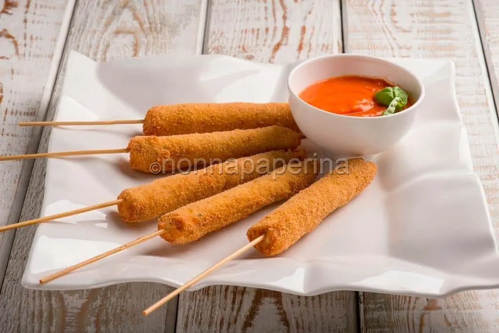Aperitivo in salsa agro? Con gli spiedini di pollo si accende la serata!