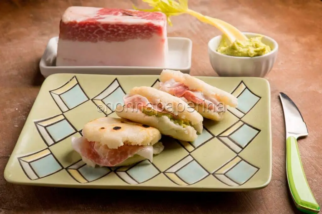 Arepas farcite con guacamole e petali di lardo: una specialità