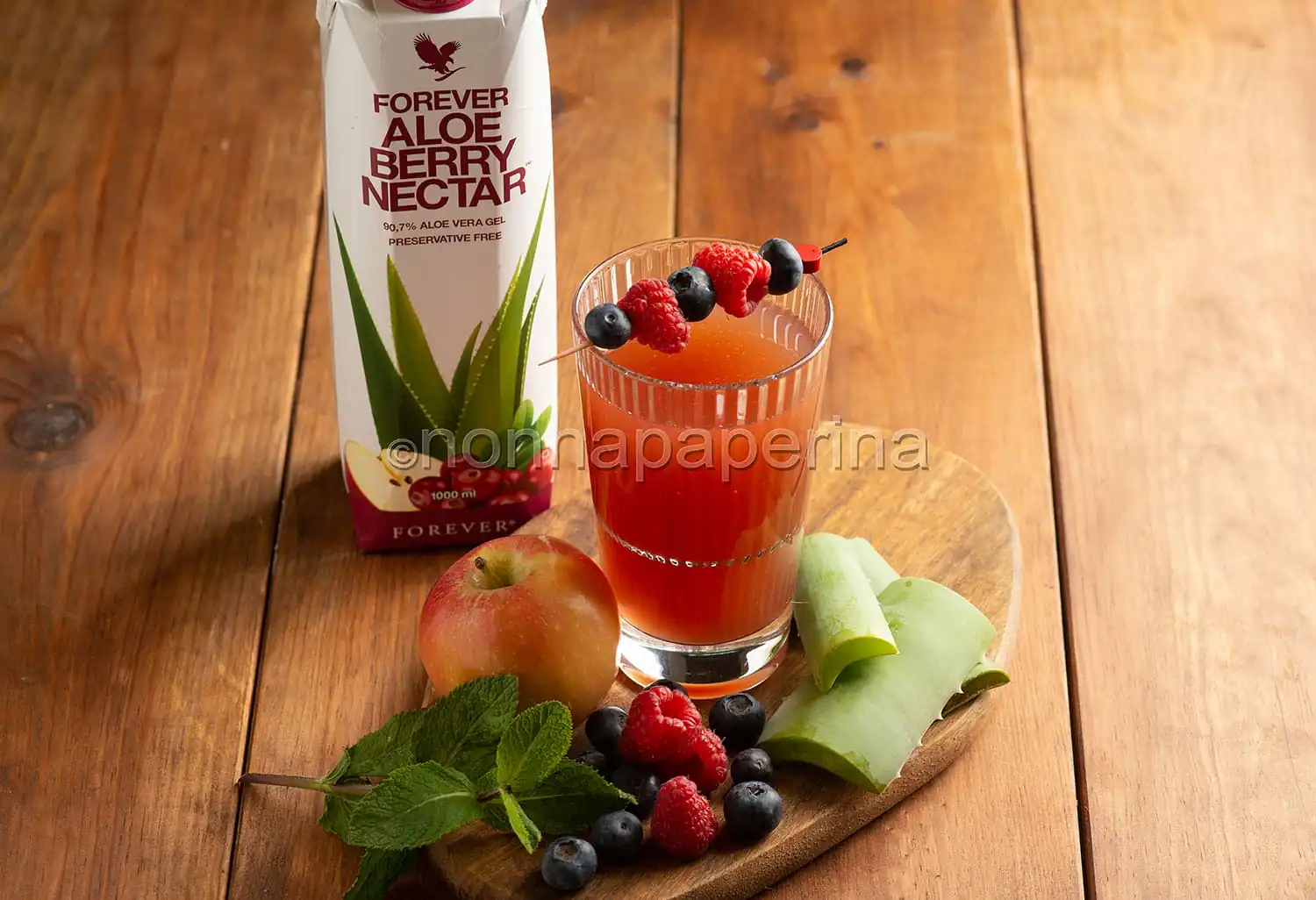 Bevanda con aloe e frutti di bosco, un drink fresco