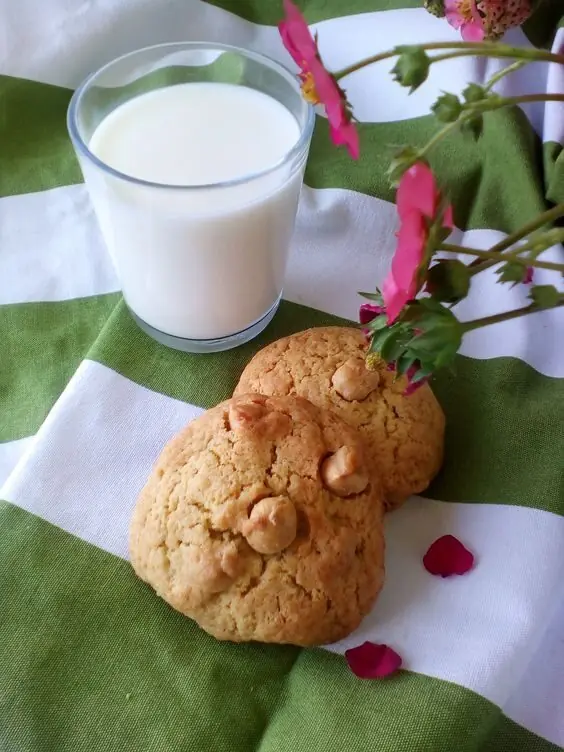 Biscotti con nocciole intere