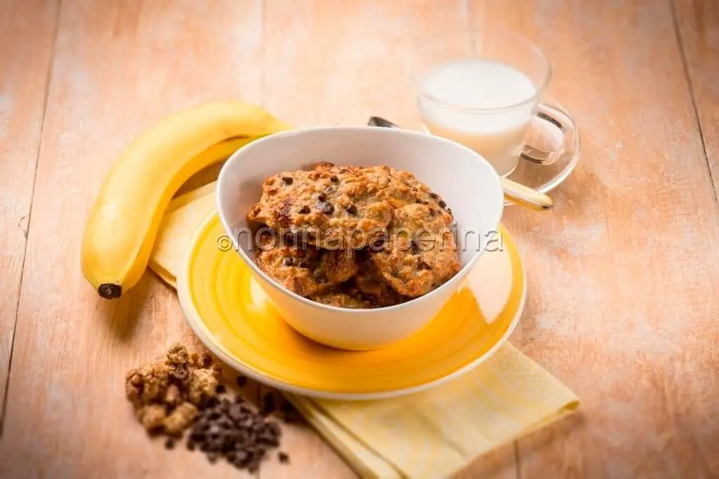 Biscotti di banana e muesli per una una colazione nutriente