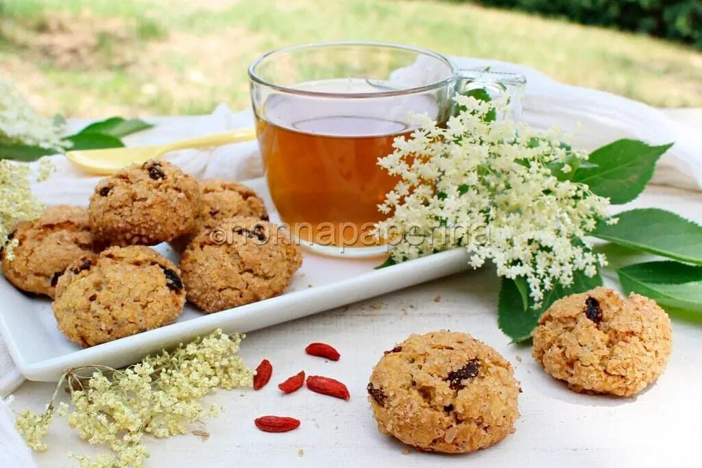 Biscotti e infuso ai fiori di sambuco e bacche di Goji