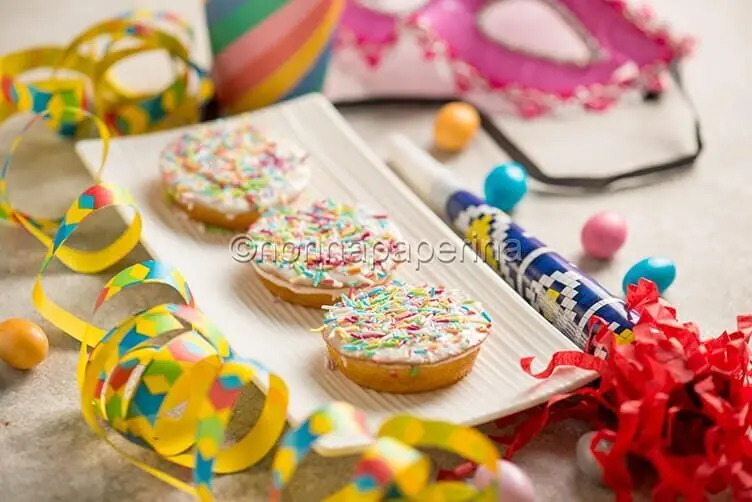 Biscotti glassati con zuccherini, dei dolcetti coloratissimi