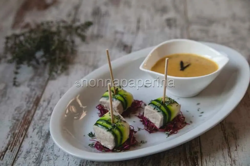 Bocconcini di tonno al timo limone e zucchine con crema di lupini, aglio nero e latte di riso
