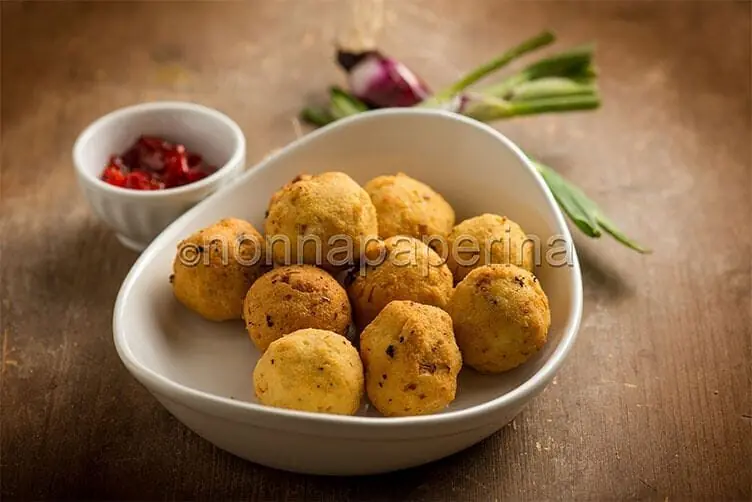 Bola bola tahu o polpette di tofu un esempio di rosticceria indonesiana