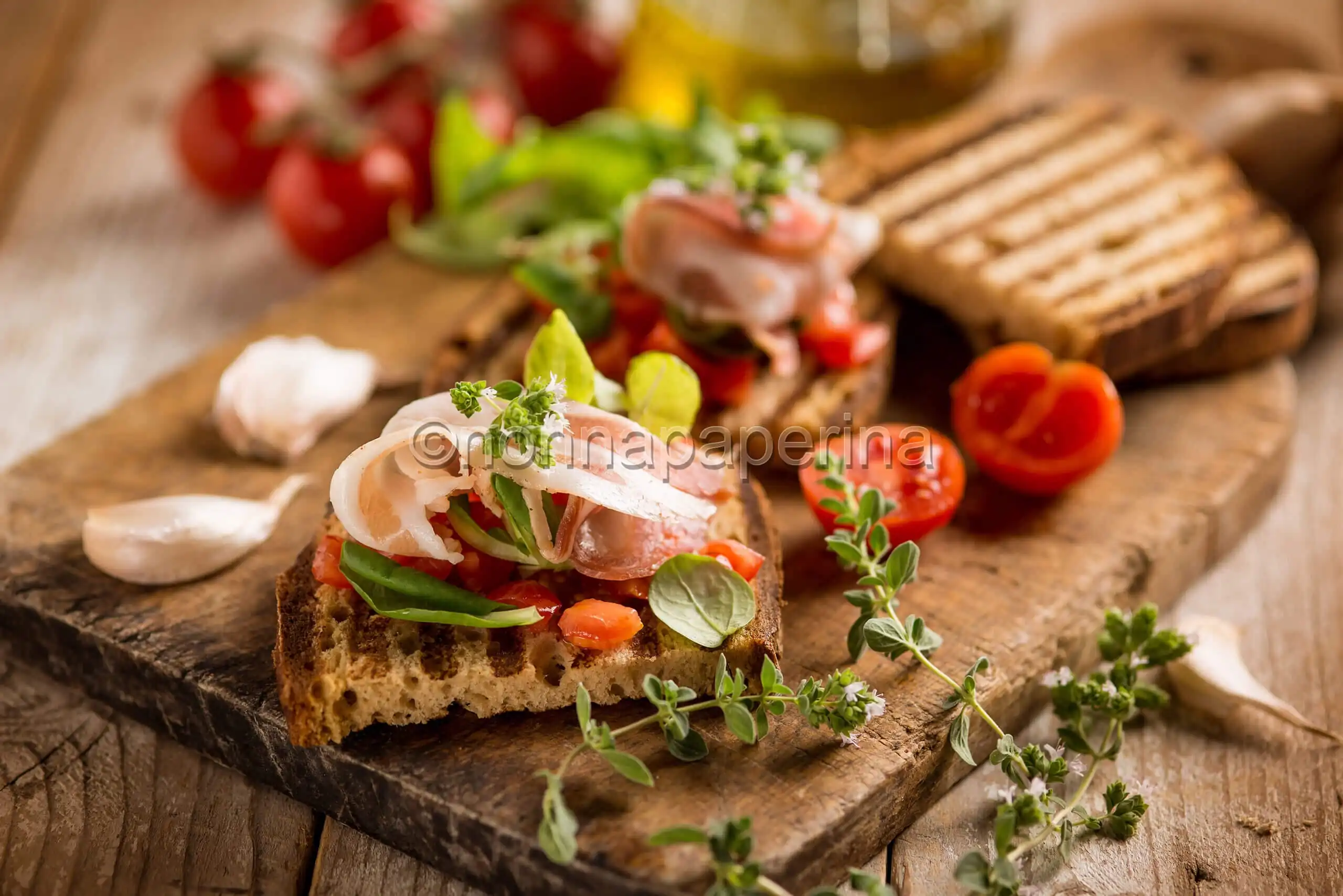 Bruschetta al pomodoro e pancetta, il piatto salato che delizia il palato!
