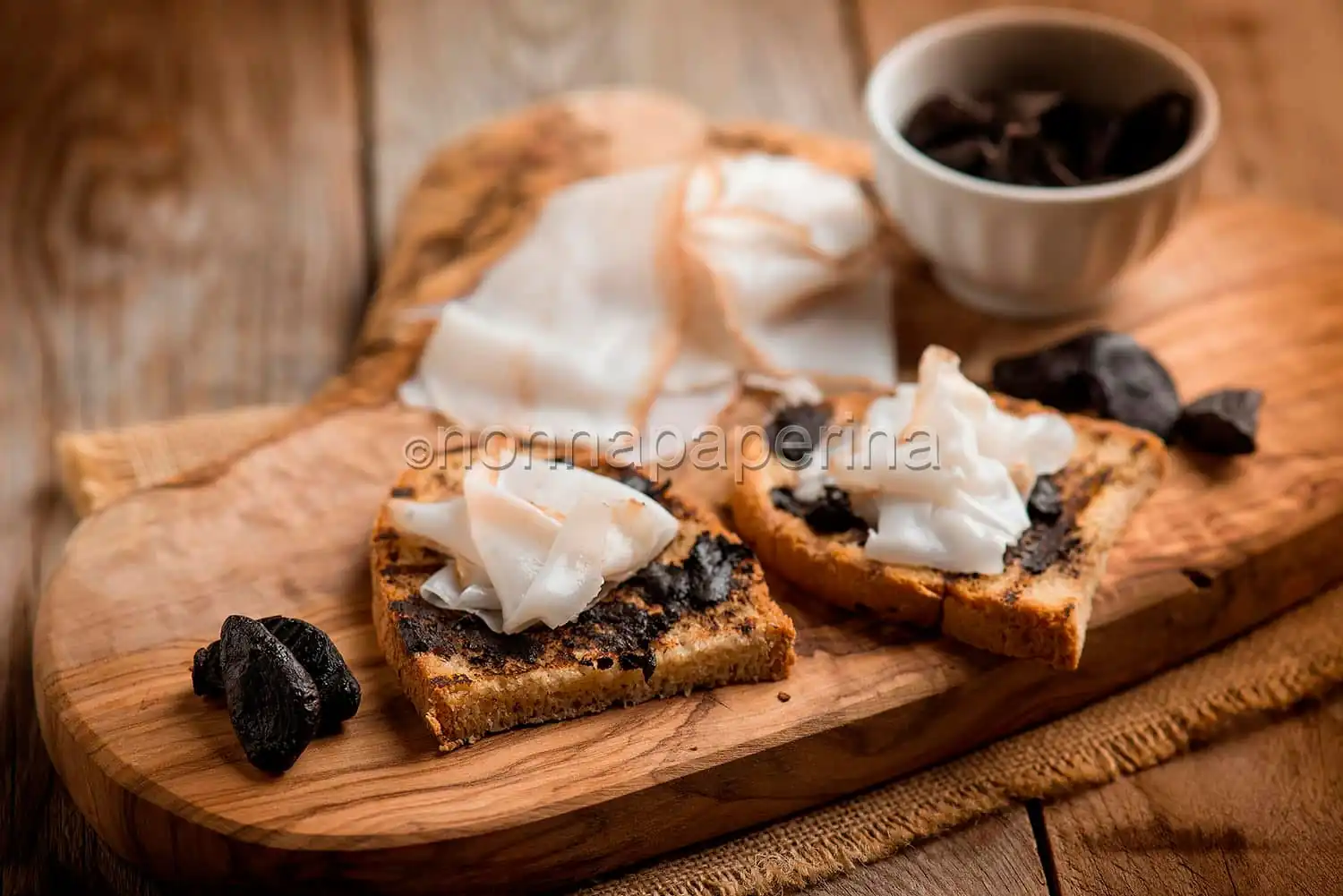 Bruschetta con aglio nero e lardo, un antipasto rustico
