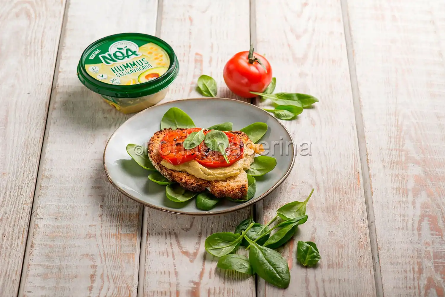 Bruschetta con hummus di ceci e avocado, un antipasto salutare