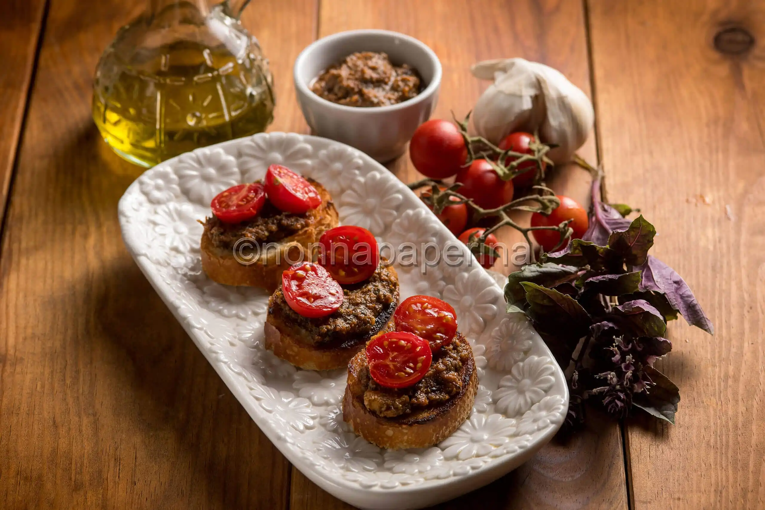 Bruschette con pesto di basilico rosso: un crostino perfetto