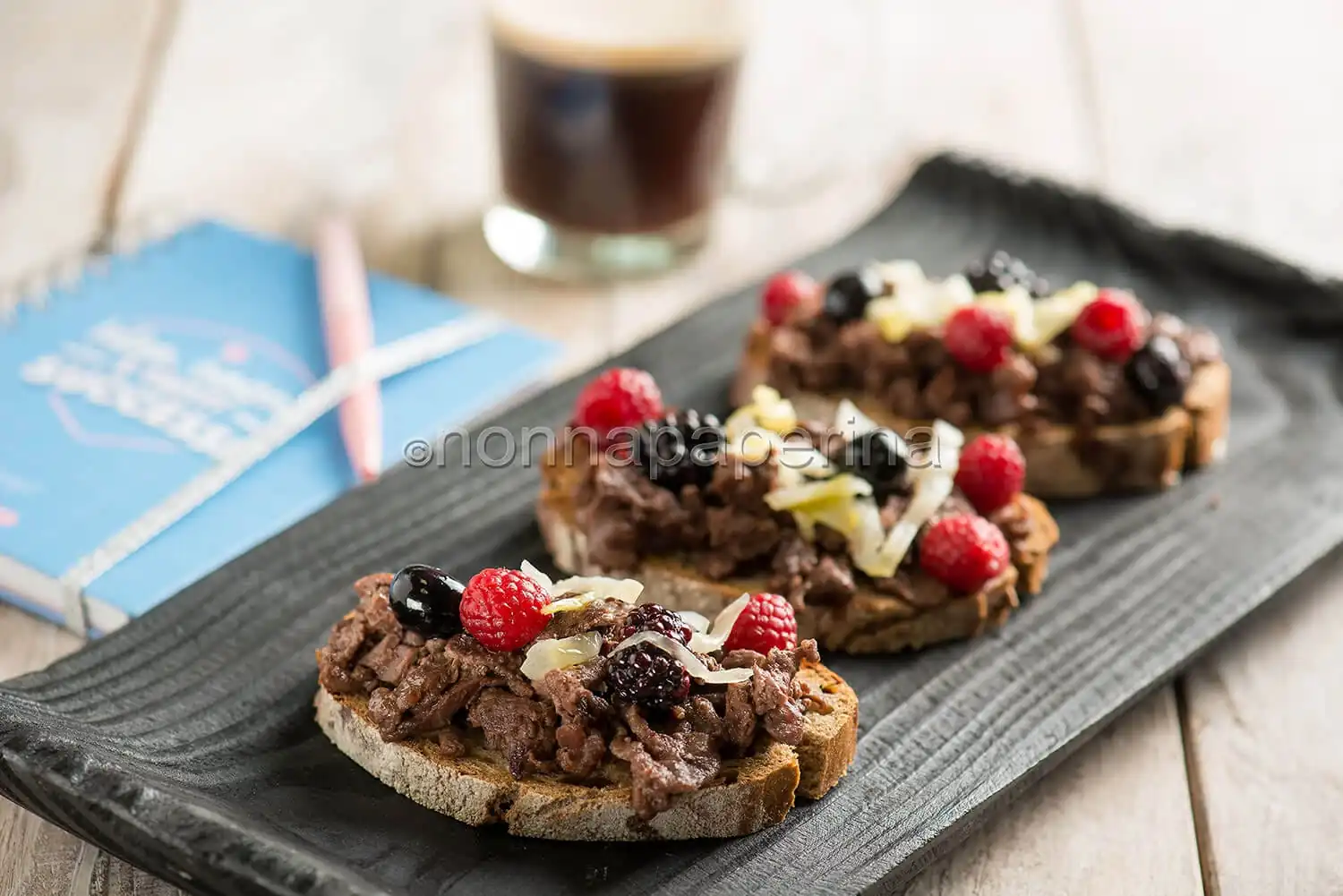 Bruschette di pane danese con cervo, un piatto scandinavo