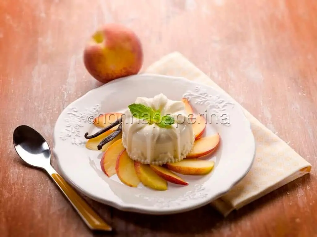 Budino alle pesche, un dolce per le giornate più calde