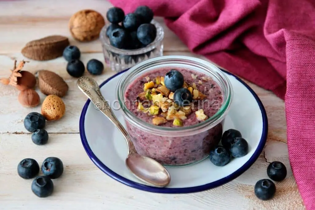Budino con latte di cocco, mirtilli e semi di chia