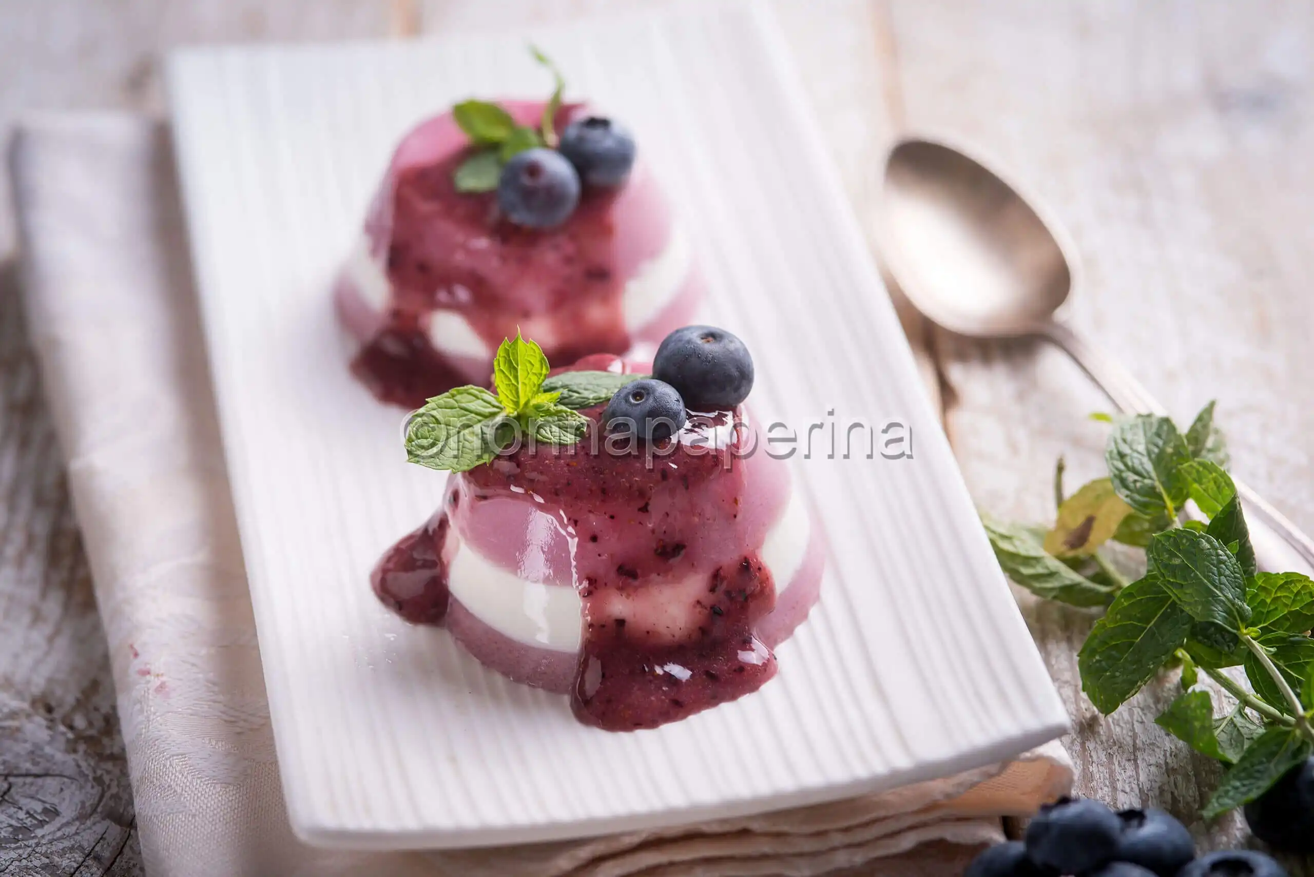 Budino con panna e mirtilli: un dolce morbido e gustoso