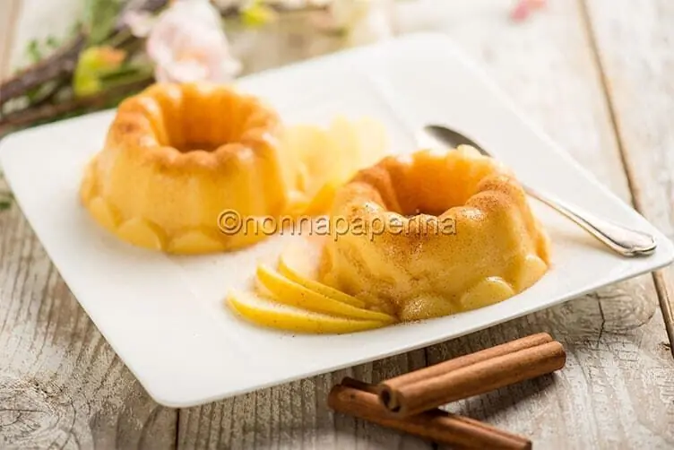 Budino di mele, un dessert morbido e colorato