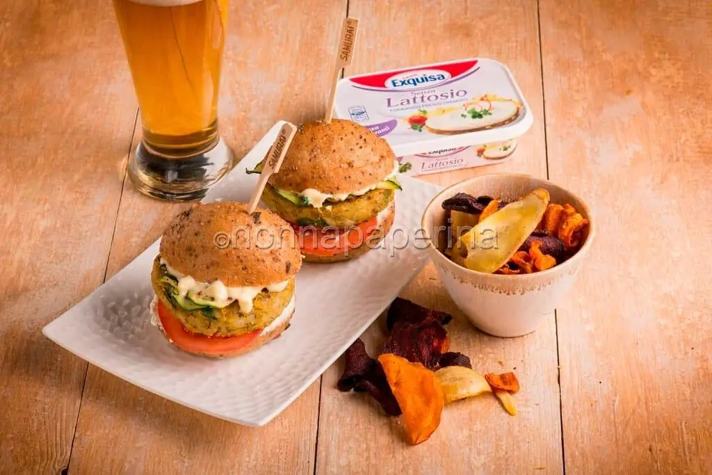 Burger con lenticchie , riso integrale e formaggio spalmabile