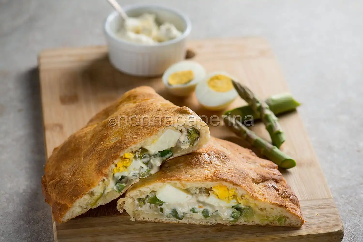 Calzone con formaggio e asparagi, una rosticceria ottima