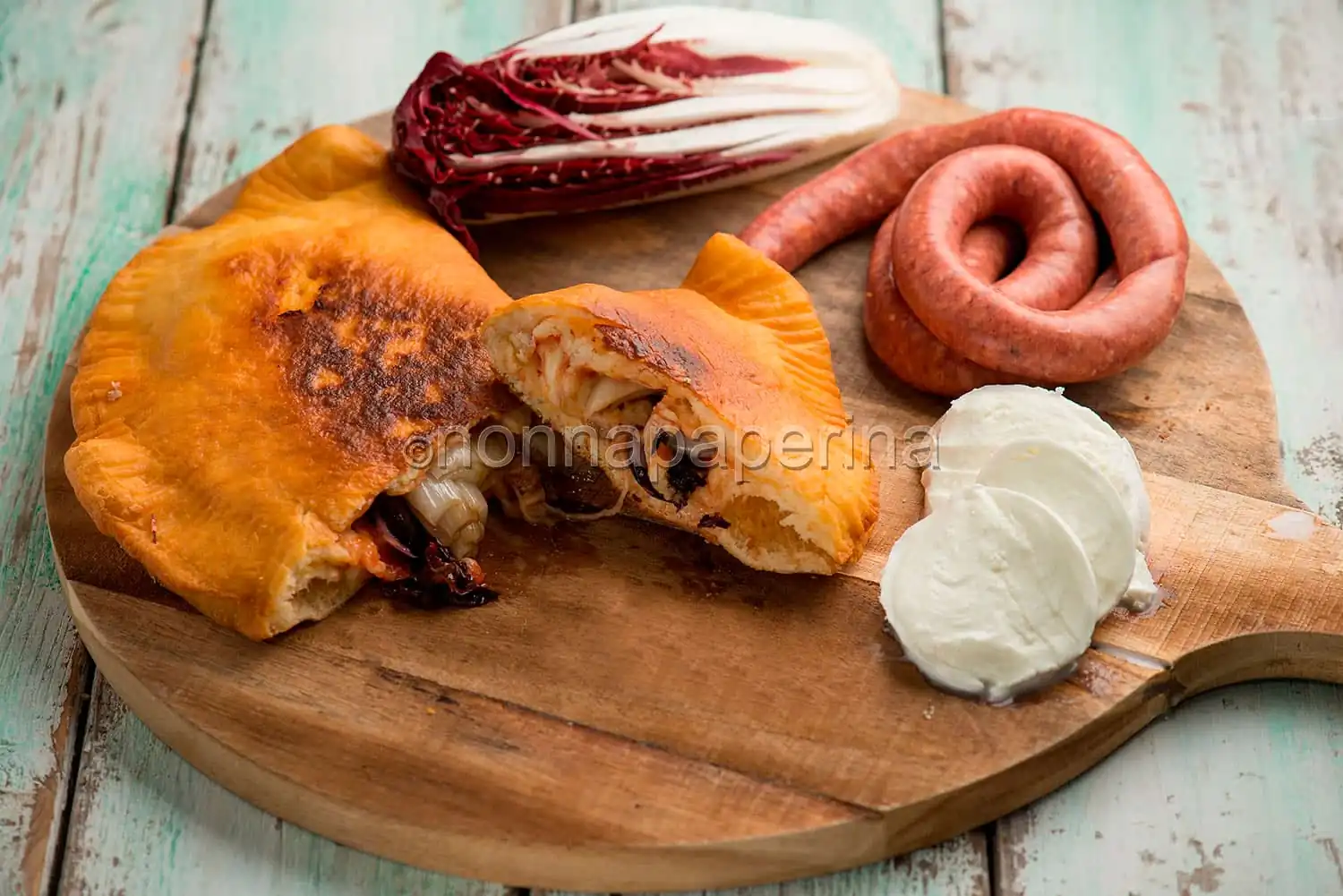 Calzone fritto con salsiccia e radicchio per tutti