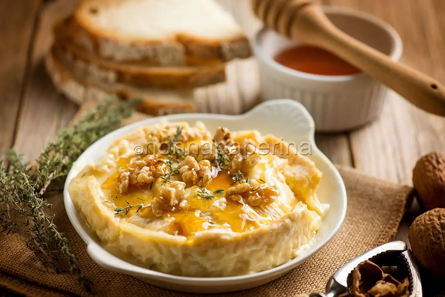 Camembert al forno con timo e miele, ricetta sfiziosa