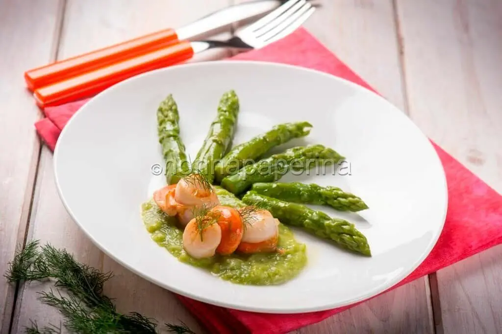 Capesante con gli asparagi: un piatto di mare leggero e gustoso