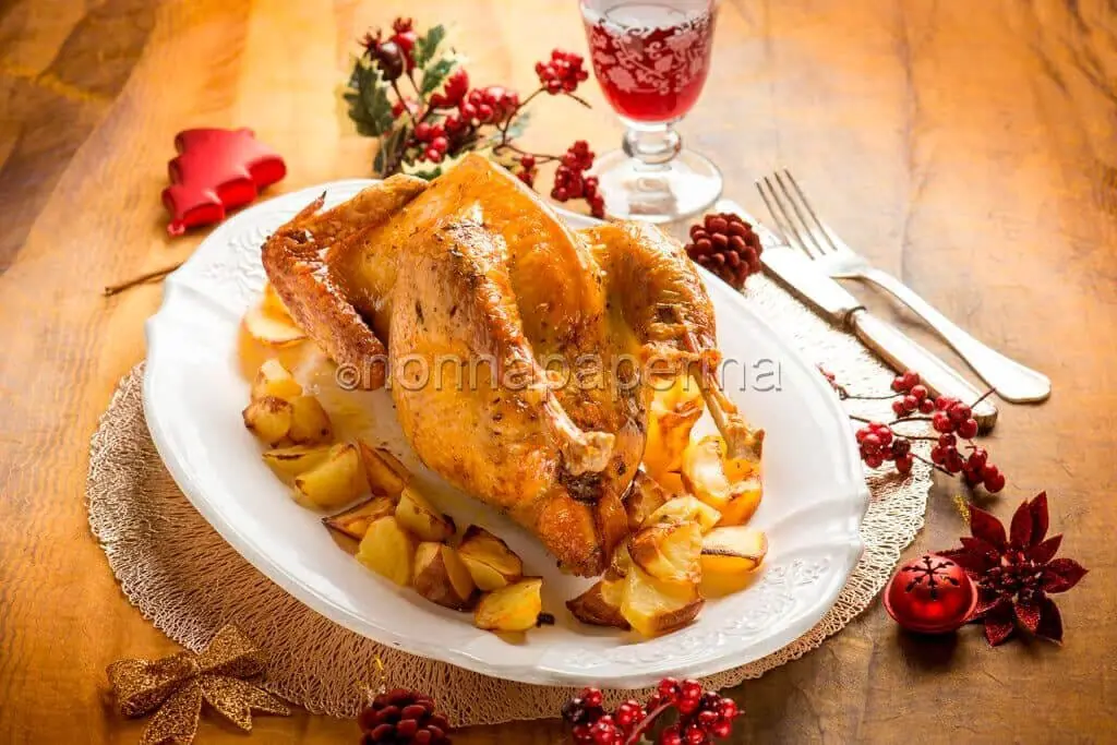 Cappone al forno con patate, un secondo perfetto