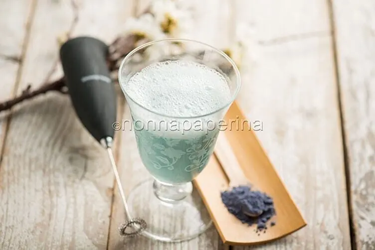 Cappuccino al tè matcha blu per una colazione unica