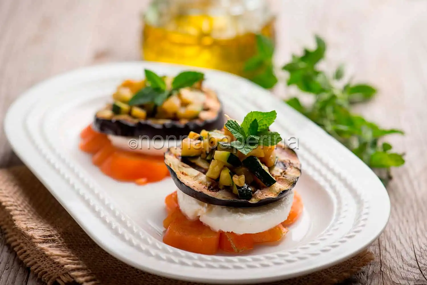 Caprese con melanzane e zucchine, un contorno gourmet