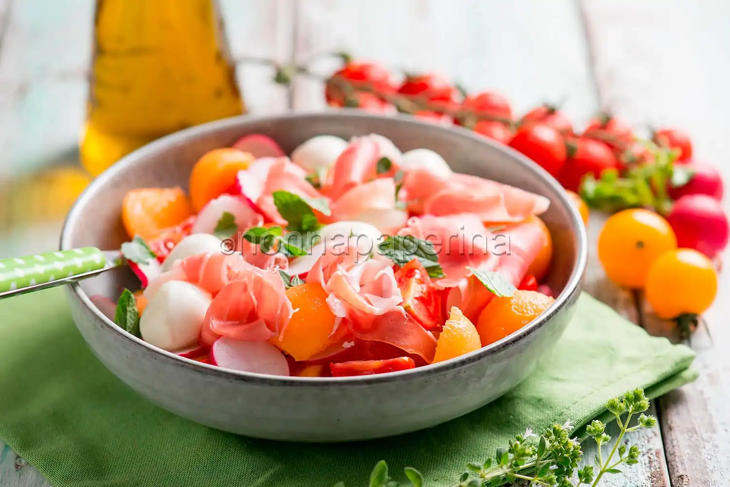 Caprese con melone, l’insalata che non ti aspetti